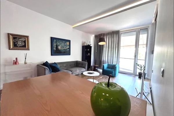 Shtepi me qera Apartament ne Tirane, 2+1, Mobilimi E mobiluar, Pagesa 1,000  Euro.