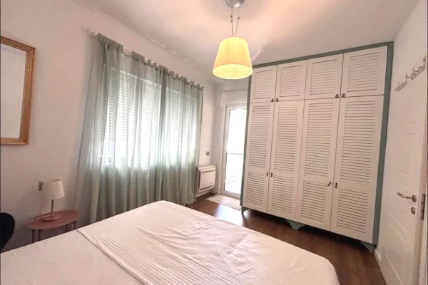 Shtepi me qera Apartament ne Tirane, 2+1, Mobilimi E mobiluar, Pagesa 1,000  Euro.