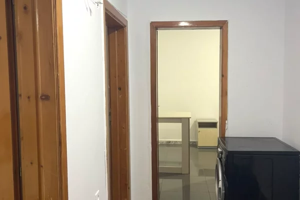 Shtepi ne shitje Apartament ne Tirane, 2+1, Mobilimi Pjeserisht e mobiluar, Pagesa 150,000  Euro.
