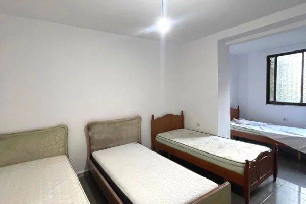 Shtepi ne shitje Apartament ne Tirane, 2+1, Mobilimi Pjeserisht e mobiluar, Pagesa 150,000  Euro.