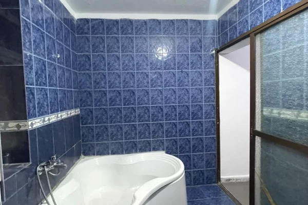 Shtepi ne shitje Apartament ne Tirane, 2+1, Mobilimi Pjeserisht e mobiluar, Pagesa 150,000  Euro.