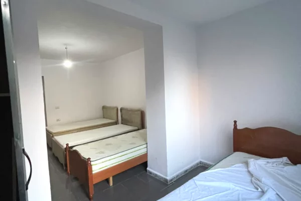 Shtepi ne shitje Apartament ne Tirane, 2+1, Mobilimi Pjeserisht e mobiluar, Pagesa 150,000  Euro.