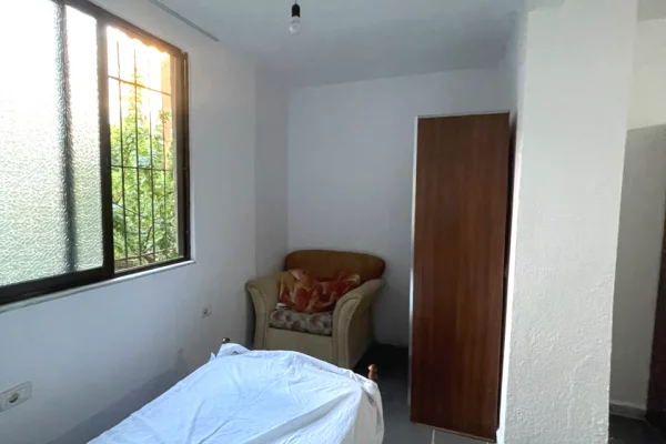 Shtepi ne shitje Apartament ne Tirane, 2+1, Mobilimi Pjeserisht e mobiluar, Pagesa 150,000  Euro.