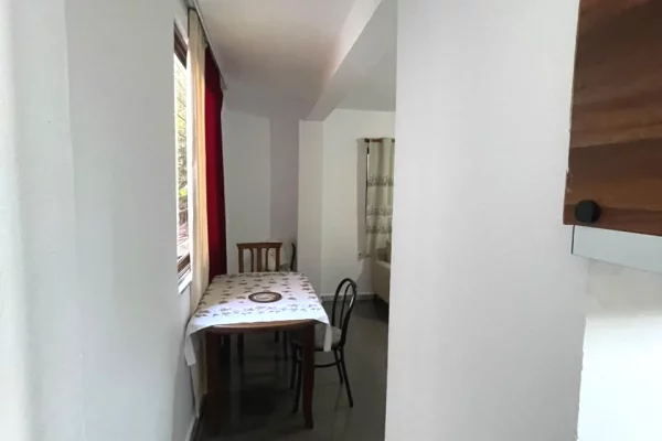 Shtepi ne shitje Apartament ne Tirane, 2+1, Mobilimi Pjeserisht e mobiluar, Pagesa 150,000  Euro.