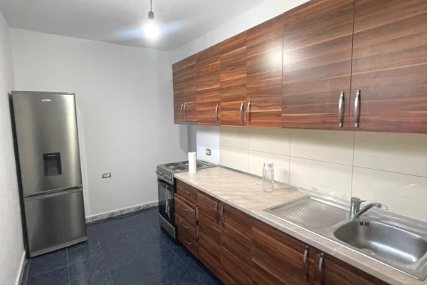 Shtepi ne shitje Apartament ne Tirane, 2+1, Mobilimi Pjeserisht e mobiluar, Pagesa 150,000  Euro.