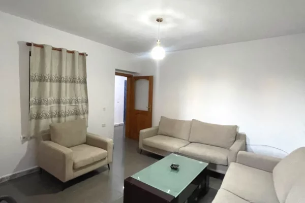 Shtepi ne shitje Apartament ne Tirane, 2+1, Mobilimi Pjeserisht e mobiluar, Pagesa 150,000  Euro.