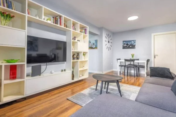 Shtepi me qera 2+1 ne Tirane - 1,000 Euro