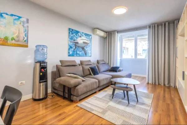 Shtepi me qera Apartament ne Tirane, 2+1, Mobilimi E mobiluar, Pagesa 1,000  Euro.