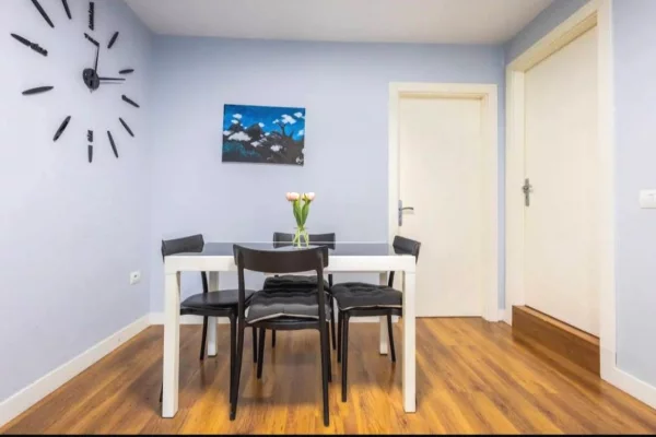 Shtepi me qera Apartament ne Tirane, 2+1, Mobilimi E mobiluar, Pagesa 1,000  Euro.
