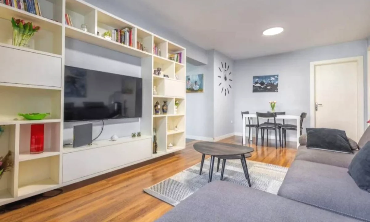 Shtepi me qera Apartament ne Tirane, 2+1, Mobilimi E mobiluar, Pagesa 1,000  Euro.