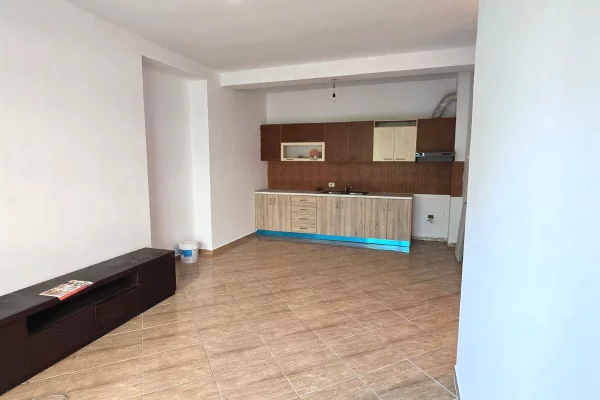 Shtepi me qera Apartament ne Tirane, 2+1, Mobilimi Bosh, pa mobiluar, Pagesa 40,000  Leke.