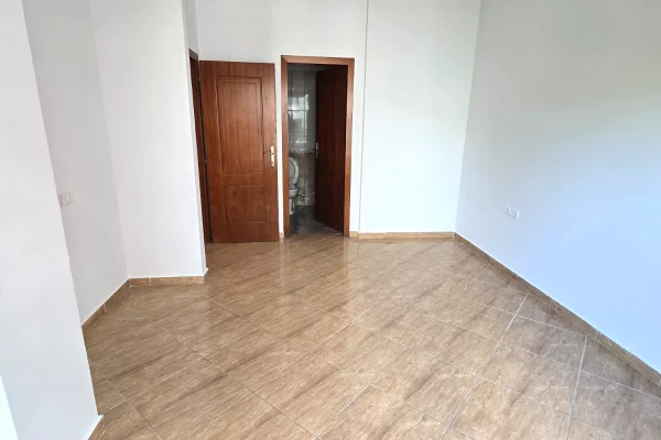 Shtepi me qera Apartament ne Tirane, 2+1, Mobilimi Bosh, pa mobiluar, Pagesa 40,000  Leke.