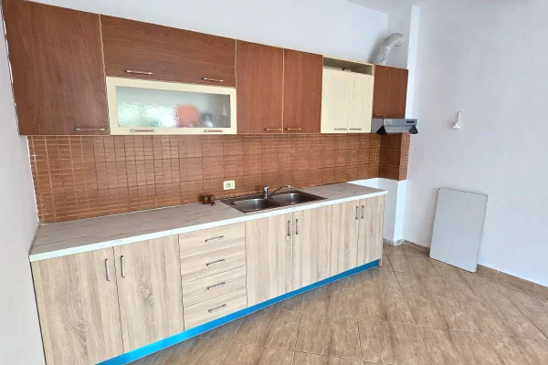 Shtepi me qera Apartament ne Tirane, 2+1, Mobilimi Bosh, pa mobiluar, Pagesa 40,000  Leke.