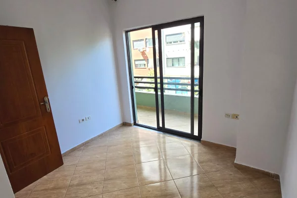 Shtepi me qera Apartament ne Tirane, 2+1, Mobilimi Bosh, pa mobiluar, Pagesa 40,000  Leke.