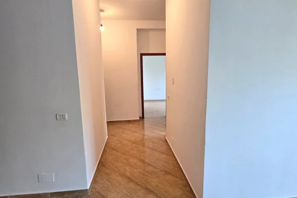 Shtepi me qera Apartament ne Tirane, 2+1, Mobilimi Bosh, pa mobiluar, Pagesa 40,000  Leke.
