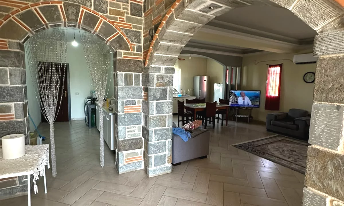 Shtepi ne shitje Shtepi Private ne Tirane, 3+1, Mobilimi Pjeserisht e mobiluar, Pagesa 280,000  Euro.