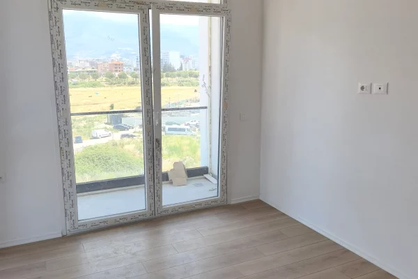 Shtepi ne shitje Apartament ne Tirane, 1+1, Mobilimi Bosh, pa mobiluar, Pagesa 132,000  Euro.