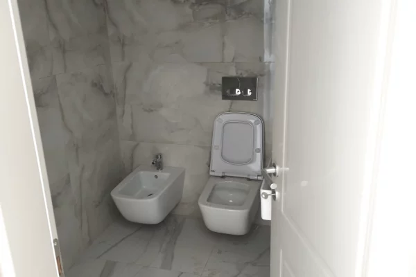 Shtepi ne shitje Apartament ne Tirane, 1+1, Mobilimi Bosh, pa mobiluar, Pagesa 132,000  Euro.