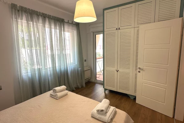 Shtepi me qera Apartament ne Tirane, 2+1, Mobilimi Pjeserisht e mobiluar, Pagesa 1,000  Euro.
