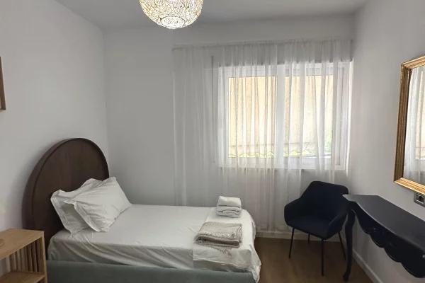 Shtepi me qera Apartament ne Tirane, 2+1, Mobilimi Pjeserisht e mobiluar, Pagesa 1,000  Euro.