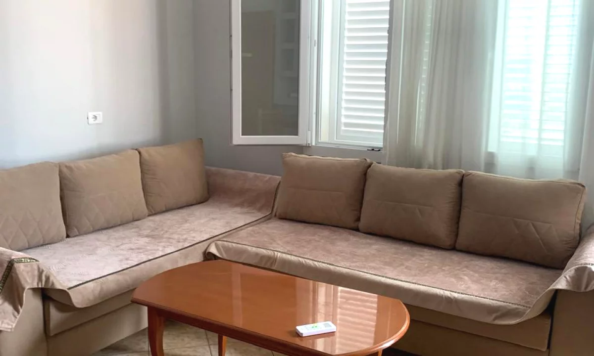 Shtepi me qera Shtepi Private ne Tirane, 1+1, Mobilimi E mobiluar, Pagesa 35,000  Leke.