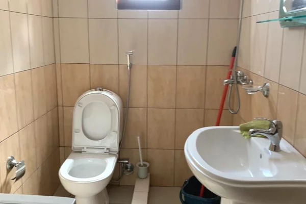 Shtepi me qera Shtepi Private ne Tirane, 1+1, Mobilimi E mobiluar, Pagesa 35,000  Leke.