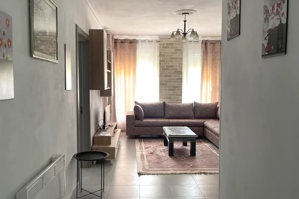 Shtepi me qera Apartament ne Tirane, 2+1, Mobilimi E mobiluar, Pagesa 55,000  Leke.
