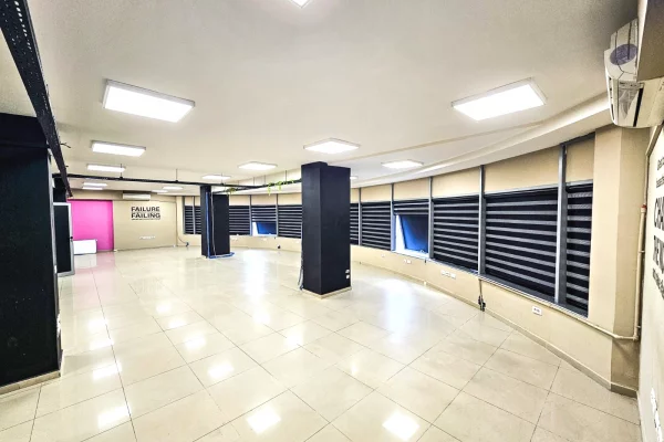 Ambient biznesi me qera 3+1 ne Tirane - 2,600 Euro