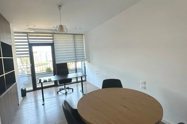 Ambient biznesi me qera 3+1 ne Tirane - 1,420 Euro