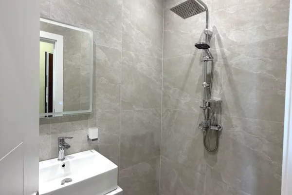 Shtepi ne shitje Apartament ne Tirane, 2+1, Mobilimi E mobiluar, Pagesa 225,000  Euro.