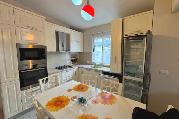 Shtepi ne shitje Apartament ne Durres, 2+1, Mobilimi E mobiluar, Pagesa 200,000  Euro.