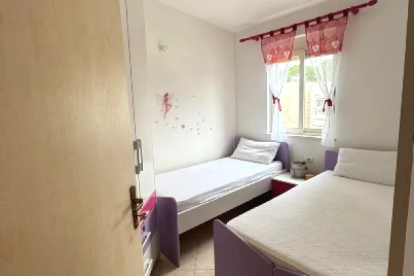 Shtepi ne shitje Apartament ne Durres, 2+1, Mobilimi E mobiluar, Pagesa 200,000  Euro.