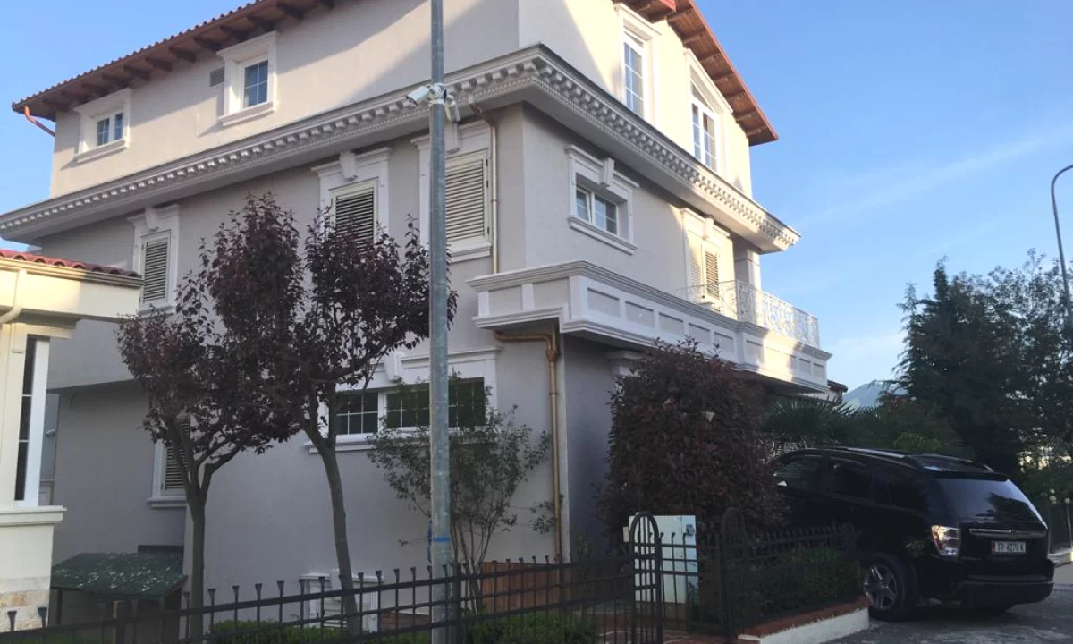 Shtepi me qera Vila Luksoze ne Tirane, 5+1, Mobilimi Bosh, pa mobiluar, Pagesa 3,000  Euro.