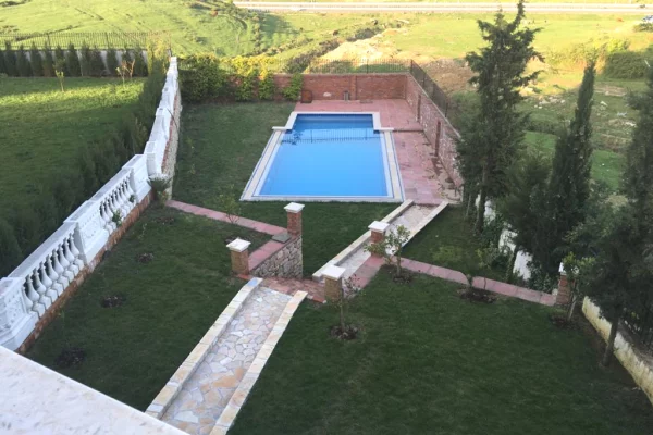 Shtepi me qera Vila Luksoze ne Tirane, 5+1, Mobilimi Bosh, pa mobiluar, Pagesa 3,000  Euro.
