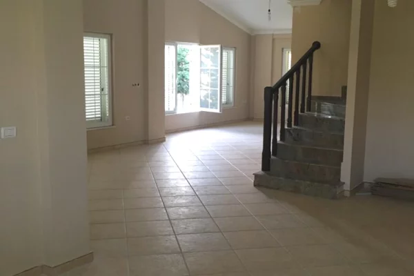 Shtepi me qera Vila Luksoze ne Tirane, 5+1, Mobilimi Bosh, pa mobiluar, Pagesa 3,000  Euro.