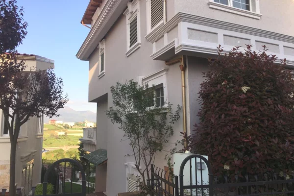 Shtepi me qera Vila Luksoze ne Tirane, 5+1, Mobilimi Bosh, pa mobiluar, Pagesa 3,000  Euro.