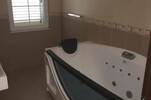 Shtepi me qera Vila Luksoze ne Tirane, 5+1, Mobilimi Bosh, pa mobiluar, Pagesa 3,000  Euro.