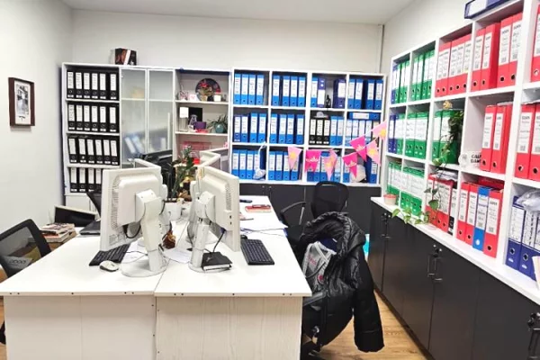 🏢 Jepet me Qira Ambient Zyre në Bllok, pranë Juvenilja