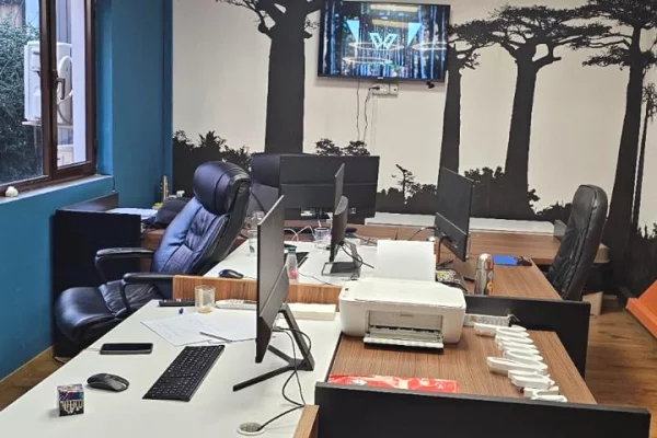 🏢 Jepet me Qira Ambient Zyre ne Bllok, prane Juvenilja