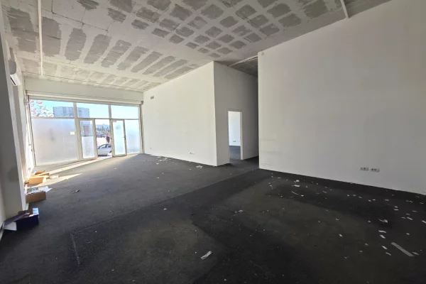 🏢✨ Jepet me Qira Ambient Biznesi – Buzë Rruge, Lokacion Strategjik
