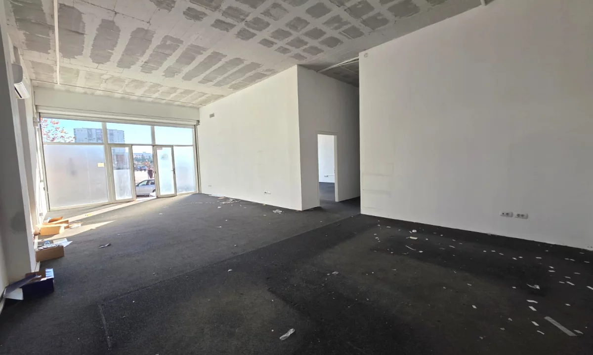 🏢✨ Jepet me Qira Ambient Biznesi – Buze Rruge, Lokacion Strategjik