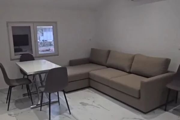 Shtepi me qera Shtepi Private ne Tirane, 1+1, Mobilimi E mobiluar, Pagesa 450  Euro.