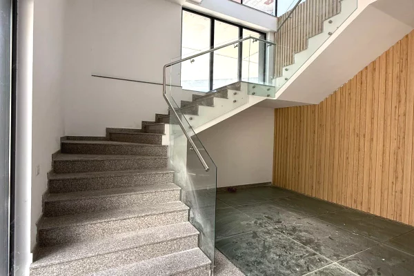 Ambient biznesi me qera 3+1 ne Tirane - 2,600 Euro