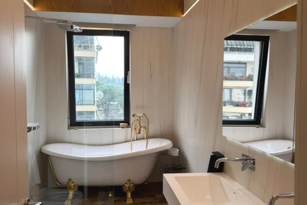 Shtepi ne shitje Apartament ne Tirane, 2+1, Mobilimi E mobiluar, Pagesa 600,000  Euro.