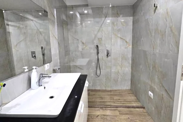 Shtepi me qera Apartament ne Tirane, 2+1, Mobilimi E mobiluar, Pagesa 70,000  Leke.