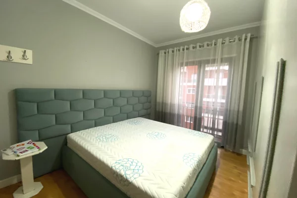 Shtepi me qera Apartament ne Tirane, 3+1, Mobilimi E mobiluar, Pagesa 85,000  Leke.