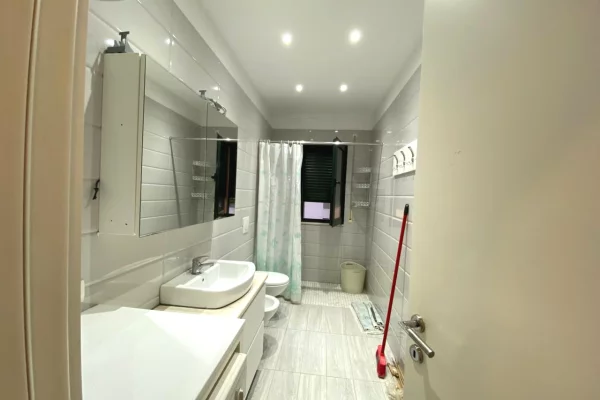 Shtepi me qera Apartament ne Tirane, 3+1, Mobilimi E mobiluar, Pagesa 85,000  Leke.