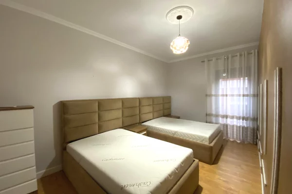 Shtepi me qera Apartament ne Tirane, 3+1, Mobilimi E mobiluar, Pagesa 85,000  Leke.