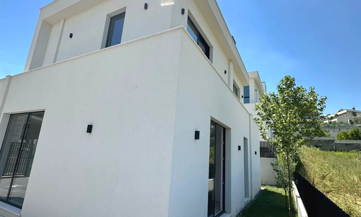 Shtepi ne shitje Vila Luksoze ne Tirane, 3+1, Mobilimi Bosh, pa mobiluar, Pagesa 750,000  Euro.