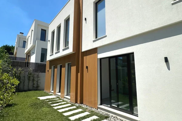 Shtepi ne shitje Vila Luksoze ne Tirane, 3+1, Mobilimi Bosh, pa mobiluar, Pagesa 750,000  Euro.